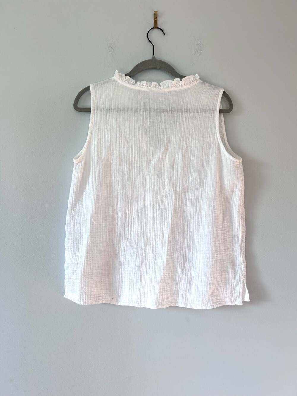 Liz Claiborne White Ruffle Sleeveless Cotton Gauze Blouse Size M - Picture 7 of 7